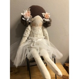 Muñeca con Vestido de Encaje